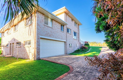 Emu Park Apartment | Family friendly holiday accommodation right across the road from the beach.