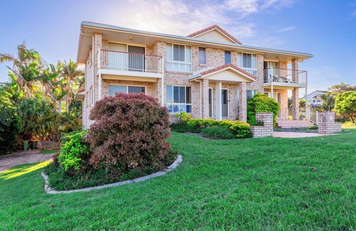 Emu Park Apartment | Family friendly holiday accommodation right across the road from the beach.