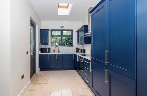 Malahide House | Family-friendly house with 3 bedrooms, driveway and garden!