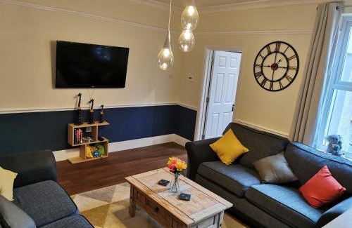 Kidderminster House | Family Friendly I Pets Welcome I Short Walk to Railway Station I 10min Drive to Safari Park