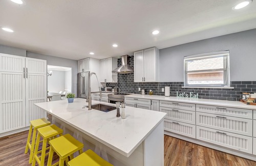 Northeast Carrollton House | Family-friendly, King bed, Remote work, Near Highways, Games, Foosball, Grill