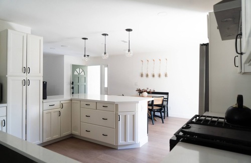 Oak View House | Family Friendly Modern Quiet Home Close to Downtown, Trails & Hikes. Work Remote