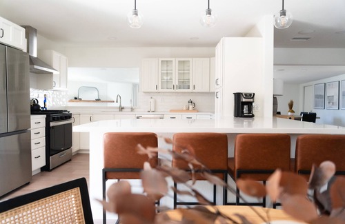 Oak View House | Family Friendly Modern Quiet Home Close to Downtown, Trails & Hikes. Work Remote