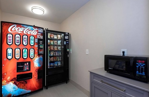 Mansfield House | Family-Friendly Room! Steps from World War I Memorial Park w/Free Parking!