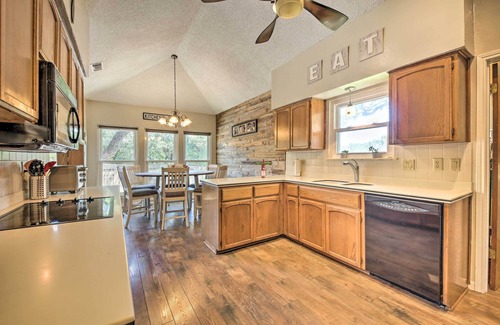 Encino Park House | Family-Friendly San Antonio Home w/Hot Tub & Deck