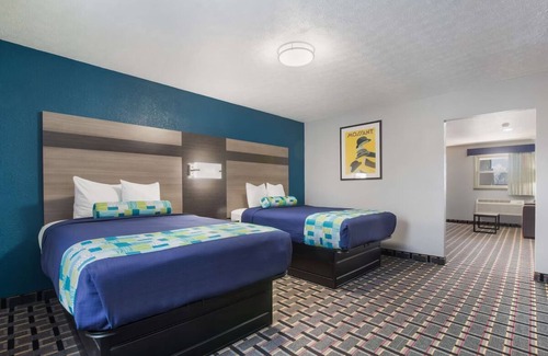 Salem Hotel | Family-Friendly Suite: 2 Doubles, Kitchenette, Free Breakfast & Parking!