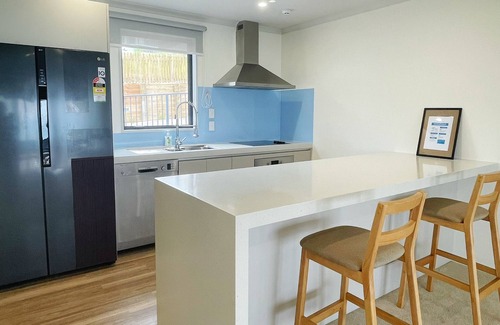 Oamaru House | Family-Fun Villa, Moonrise & Sunrise! Kids' Slide Bed! Ocean & Town Views 5-Beds