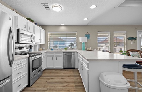 Crystal Beach House | Family Getaway! 1 Min to Beach . King Bed . Rec Room . Elevator . Serene Area