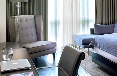 West Plaza Hotel | Family Getaway! 2 Spacious Units, Pool, Pets Allowed Near Rockhurst University!