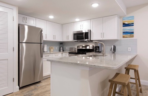 Indian Shores Hotel | Family Getaway! 2 Awesome Units, Pool, Fishing, Bbq Facilities