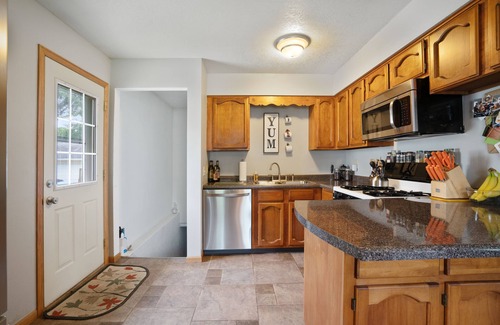 Waterloo House | Family Getaway 2BR/2BA with Sauna - Air Hockey - Bar
