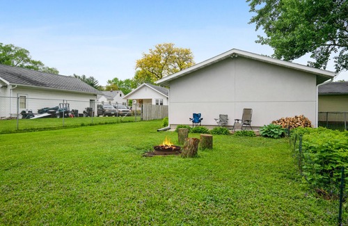 Waterloo House | Family Getaway 2BR/2BA with Sauna - Air Hockey - Bar