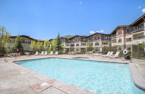 Midway Villa | Family Getaway~Pool, Tubing, Skiing, & Ice Castles Villa 1063
