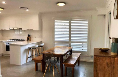 Shellharbour House | Family Getaway With LARGE Parent Retreat!