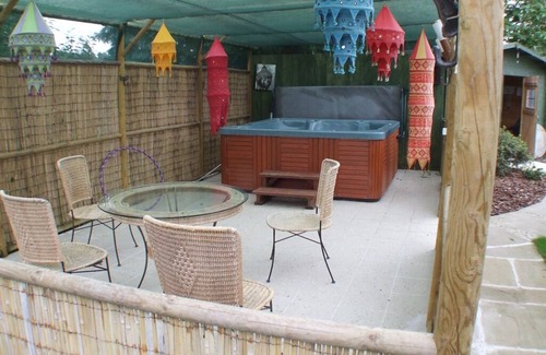 Saint-Servant Cottage | Family Gite, private heated pool, 5 bedrooms, 5 bathrooms, jacuzzi, sleeps 12