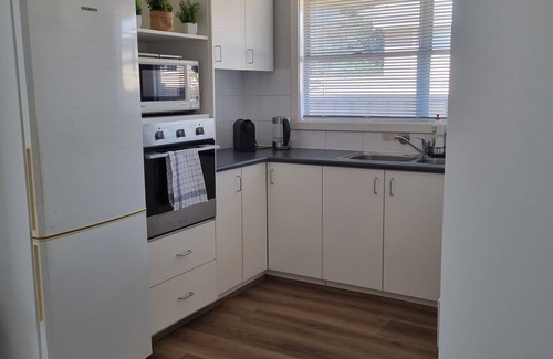 Koongamia House | FAMILY HAVEN - Charming 3-bedroom house with AC and WiFi in peaceful Koongamia
