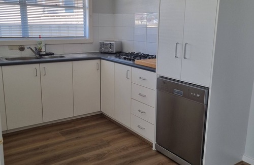 Koongamia House | FAMILY HAVEN - Charming 3-bedroom house with AC and WiFi in peaceful Koongamia