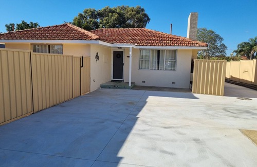 Koongamia House | FAMILY HAVEN - Charming 3-bedroom house with AC and WiFi in peaceful Koongamia
