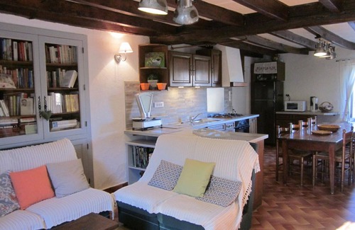 Ferrieres-sur-Sichon Cottage | Family home with enclosed garden, fireplace, pets allowed and internet in Ferrières-sur-Sichon