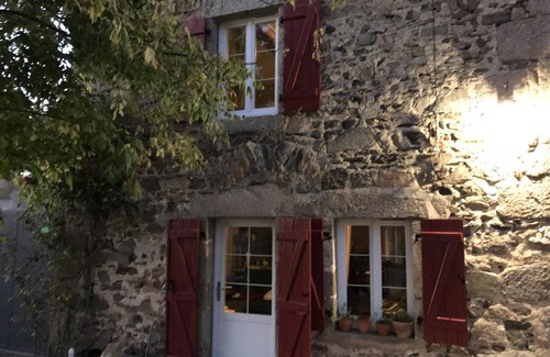 Ferrieres-sur-Sichon Cottage | Family home with enclosed garden, fireplace, pets allowed and internet in Ferrières-sur-Sichon