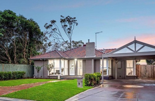 Werribee House | Family Home for 12 in Werribee