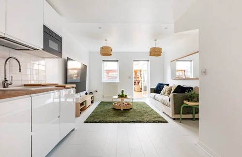Southwark House | Family King Suites with Free Parking & Garden