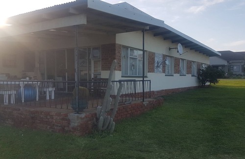 Kidd's Beach Cottage | Family Owned 4 Bedroom Beach Cottage with amazing views