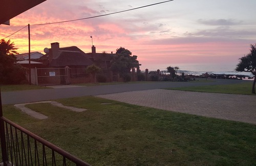 Kidd's Beach Cottage | Family Owned 4 Bedroom Beach Cottage with amazing views