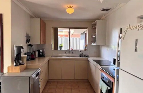 Bibra Lake House | Family & Pet Getaway Lakeside House with Enclosed Yard