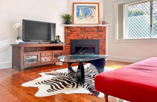 Chatswood House | Family retreat house 3 bdrm with parking Netflix close to train