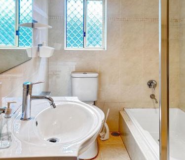 Chatswood House | Family retreat house 3 bdrm with parking Netflix close to train
