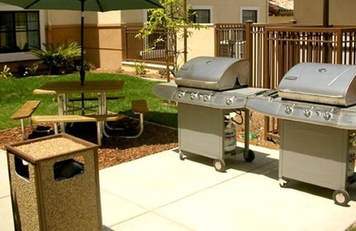 Thousand Oaks House | Family Reunion Lodging! 3 Units w/Full Kitchens