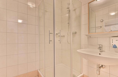 Schoeder House | Family room with shower, WC - Gasthof Neuwirt