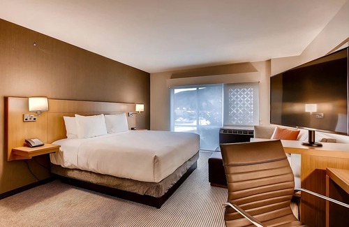 Mountain House Hotel | Family Ski Getaway! 4 Relaxing Units, Soothing Jacuzzi, Mountain Views!