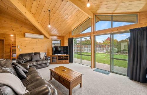 Albert Town House | Family Stays very private close to Park with a Games Room Sleeps 10