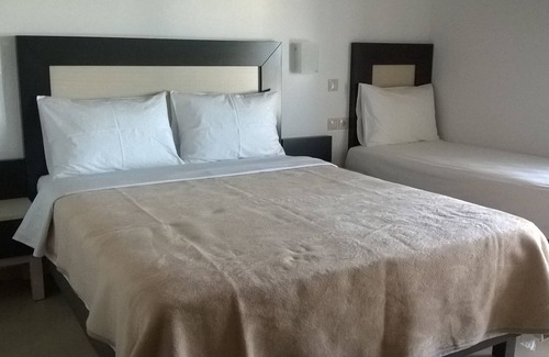 Kamena Vourla Hotel | FAMILY TRIPLE ROOM IN A 3 STAR HOTEL