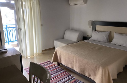 Kamena Vourla Hotel | FAMILY TRIPLE ROOM IN A 3 STAR HOTEL