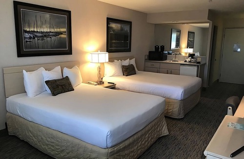 Warrenton Hotel | Family Vacay! Comfy Unit, Pool, Sauna and Gym