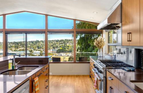 North Queen Anne House | Family West Emerson Retreat Deck Basement City Views