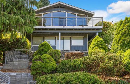 North Queen Anne House | Family West Emerson Retreat Deck Basement City Views