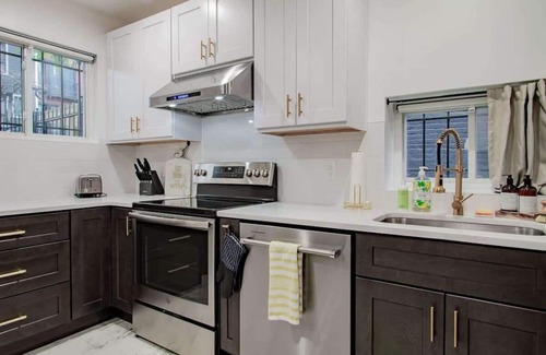 Truxton Circle Apartment | Fancy 1-BR in Central Location ⚜ Parking available