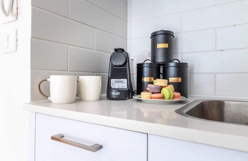 Mea She'arim Apartment | Fantastic 1BR Apartment with Parking in the city center