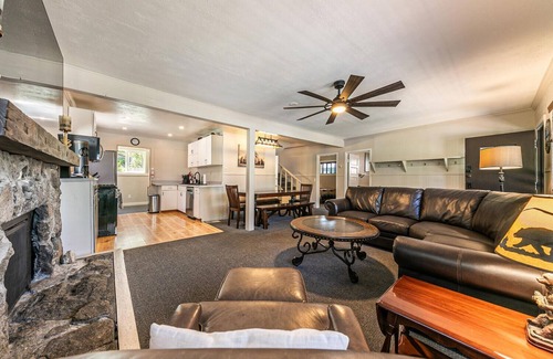 Donner Lake Woods Cabin | Fantastic 5-bedroom cabin just minutes walk to West End Beach, Donner Lake.