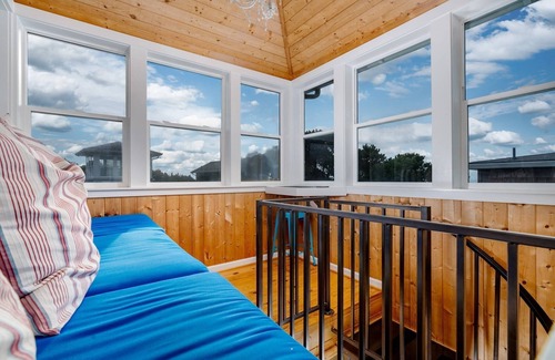 Lincoln Beach House | Fantastic Coastal Getaway, Open Floor Plan, Steps Away From Beach, Fireplace, BBQ, Ocean Views