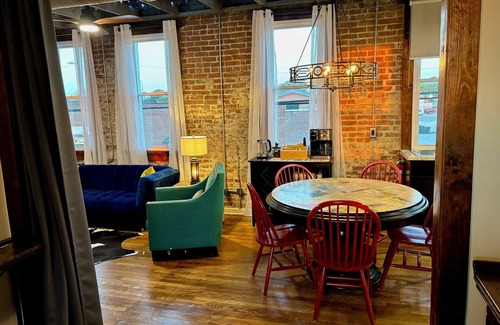 Hohenwald Apartment | Fantastic, Eclectic, 2nd Floor Urban Loft located center of downtown Hohenwald