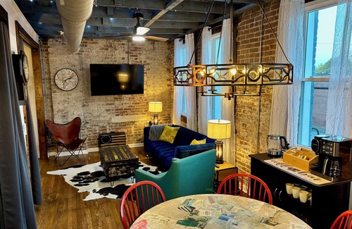 Hohenwald Apartment | Fantastic, Eclectic, 2nd Floor Urban Loft located center of downtown Hohenwald