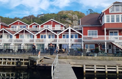 Korshamn House | Fantastic fishing hut with sea view directly on the water