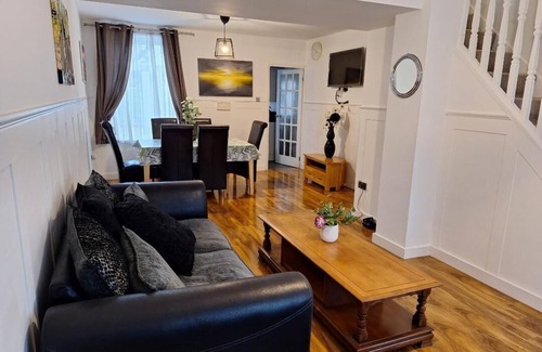 Chatham Apartment | Fantastic Large Room with free parking