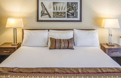 Wilburton House | Fantastic location! Close to Shopping Malls & Best Restaurants! Parking, Pool