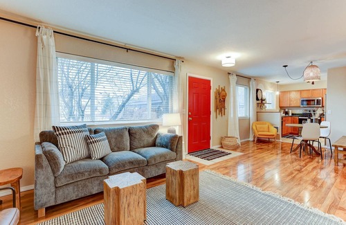 Redmond House | Fantastic Single Level Retreat, Pet Friendly, Near Downtown Redmond, Fenced Yard, AC, Washer/Dryer